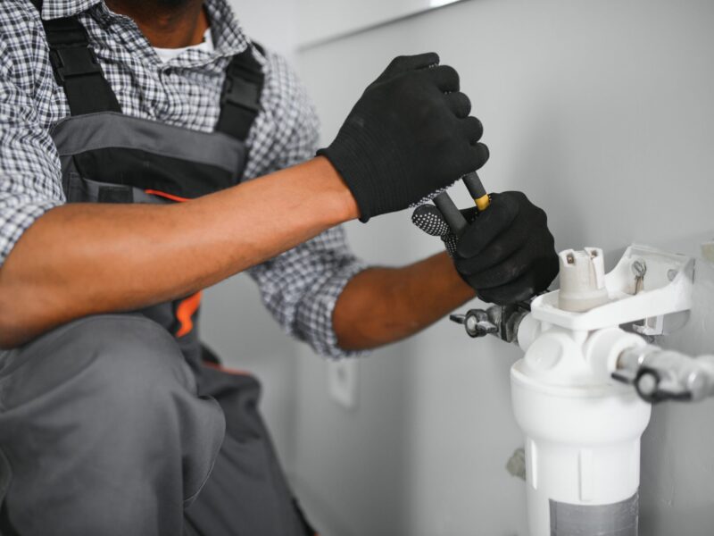 Plumber,Change,The,Water,Filter.